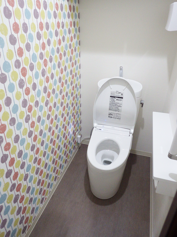 カジュアルポップなアクセントクロスの気分上々トイレ♪ 江東区N様邸 カジュアルポップなアクセントクロスの気分上々トイレ♪ 江東区N様邸